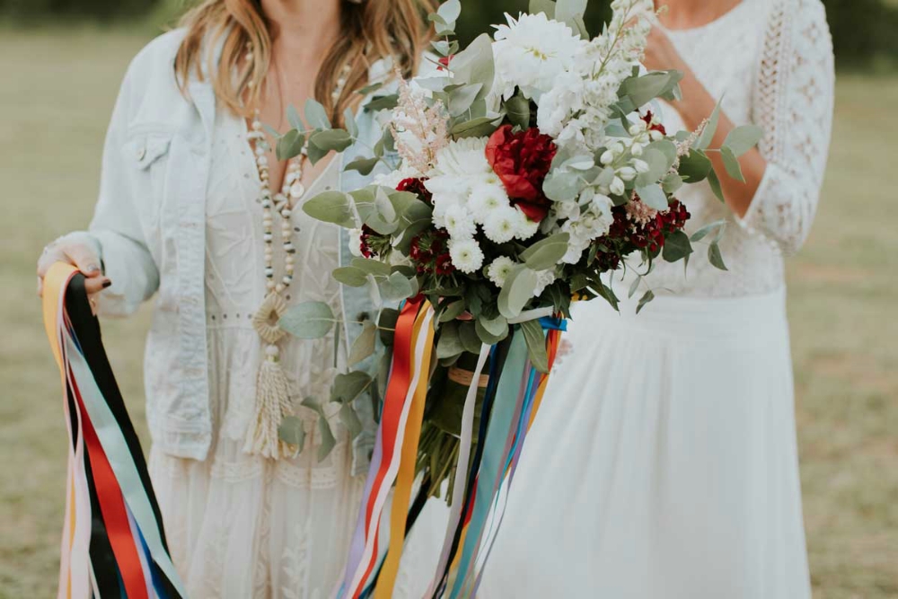 Lancer du bouquet de la mariée : Honorer la tradition de manière créative