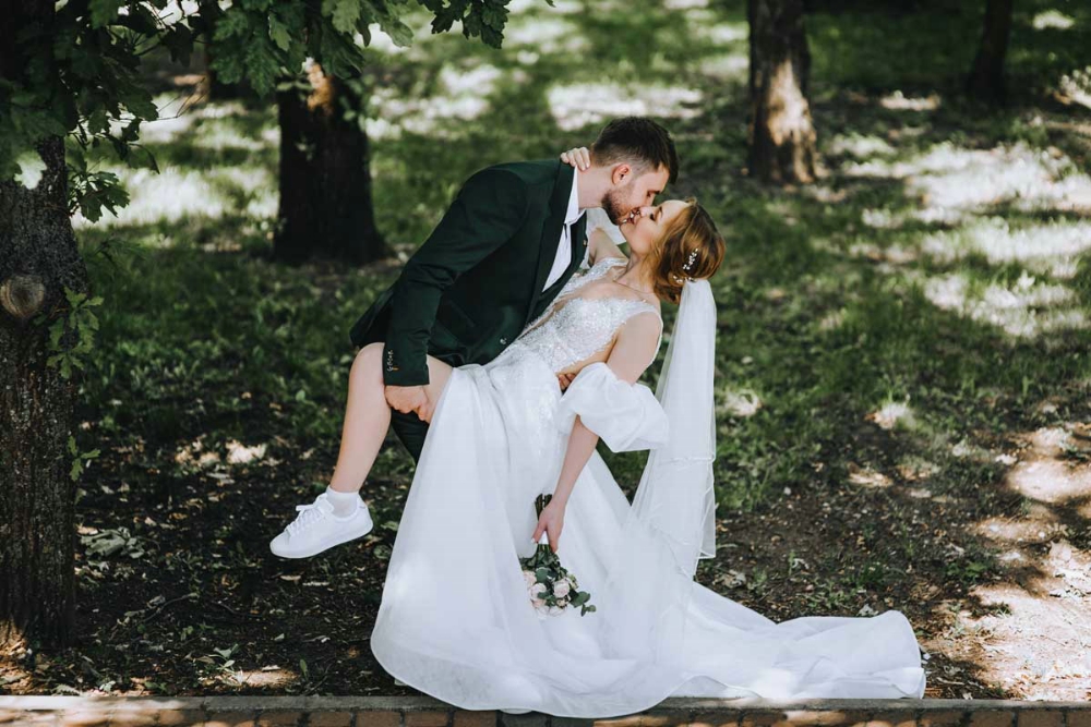 Oser l'originalité : Portez des baskets à votre mariage