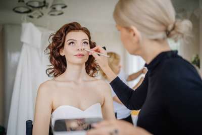 Faut-il vraiment une makeup artist pour son mariage ? Conseils pour un maquillage de mariée parfait
