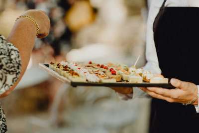 Repas de mariage : quand les couples réinventent le dîner pour surprendre leurs invités