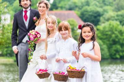 Baby-sitter pour un mariage : la bonne idée pour une fête sereine