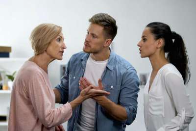 Belle-famille envahissante : 7 stratégies pour garder le contrôle sur votre mariage (sans créer de drame)