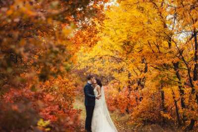 Le charme d’un mariage d’automne : Idées de déco, tenues et ambiance inoubliables
