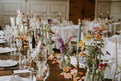 Les couleurs vives envahissent les mariages : voici la tendance “peps” qui fait craquer tout le monde