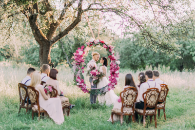 Micro-wedding : pourquoi le petit mariage séduit de plus en plus de couples (et comment l’organiser parfaitement)