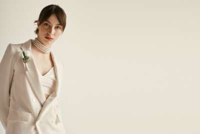 Porter un costume au lieu d’une robe de mariée : une tendance moderne pour votre mariage ?
