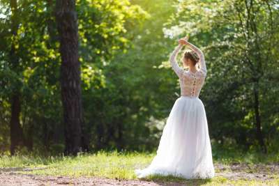 Robe de mariée 2-pièces : la tendance 2026 qui révolutionne le look des mariées modernes