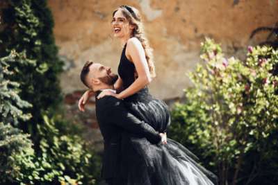 Robe de mariée noire : oserez-vous la tendance gothique chic pour votre mariage ?