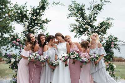 Témoins et demoiselles d’honneur mariage : rôles, choix et conseils pour votre grand jour