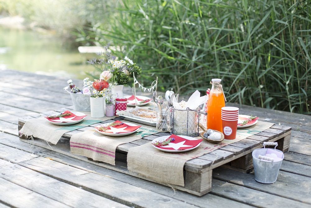 Brunch de mariage : une palette en guise de table de pique-nique