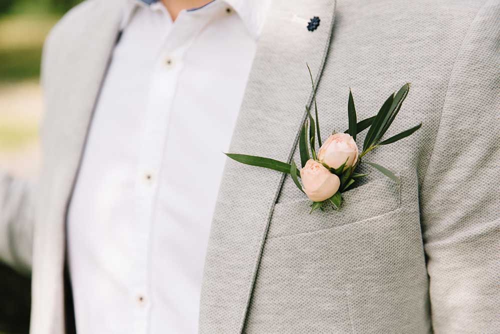 25 boutonnières de marié pour vous inspirer !