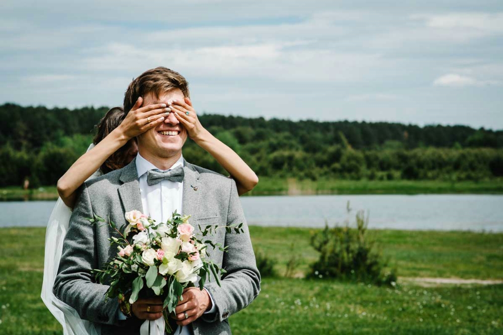 Surprenez votre fiancé(e) le jour de votre mariage : 15 idées romantiques et mémorables