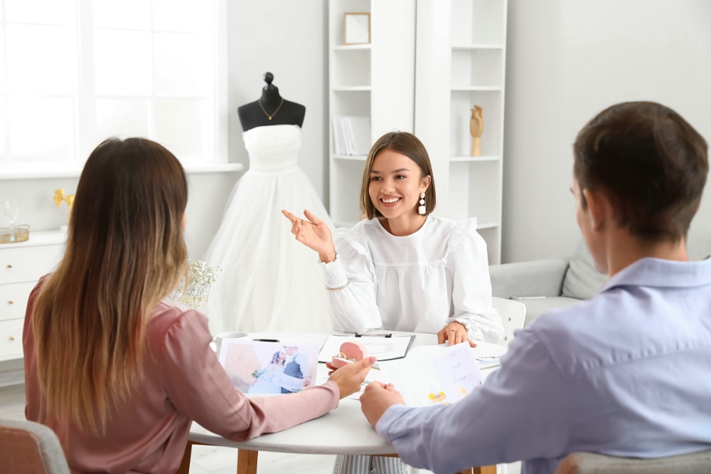 Quelles sont les différences entre un wedding planner, un maitre de cérémonie et un officiant de cérémonie de mariage ? 