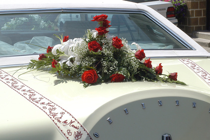 La décoration de la voiture de ceremonie pour un mariage